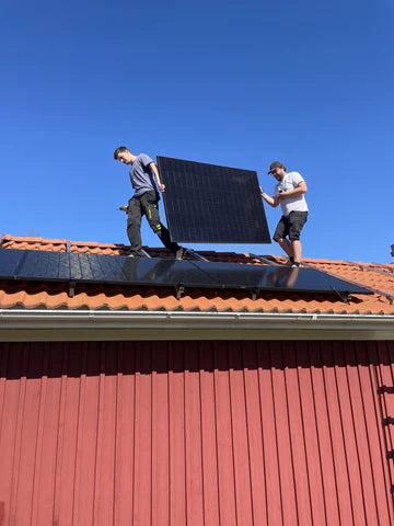 Montera solceller själv: Får man installera solceller på taket själv?